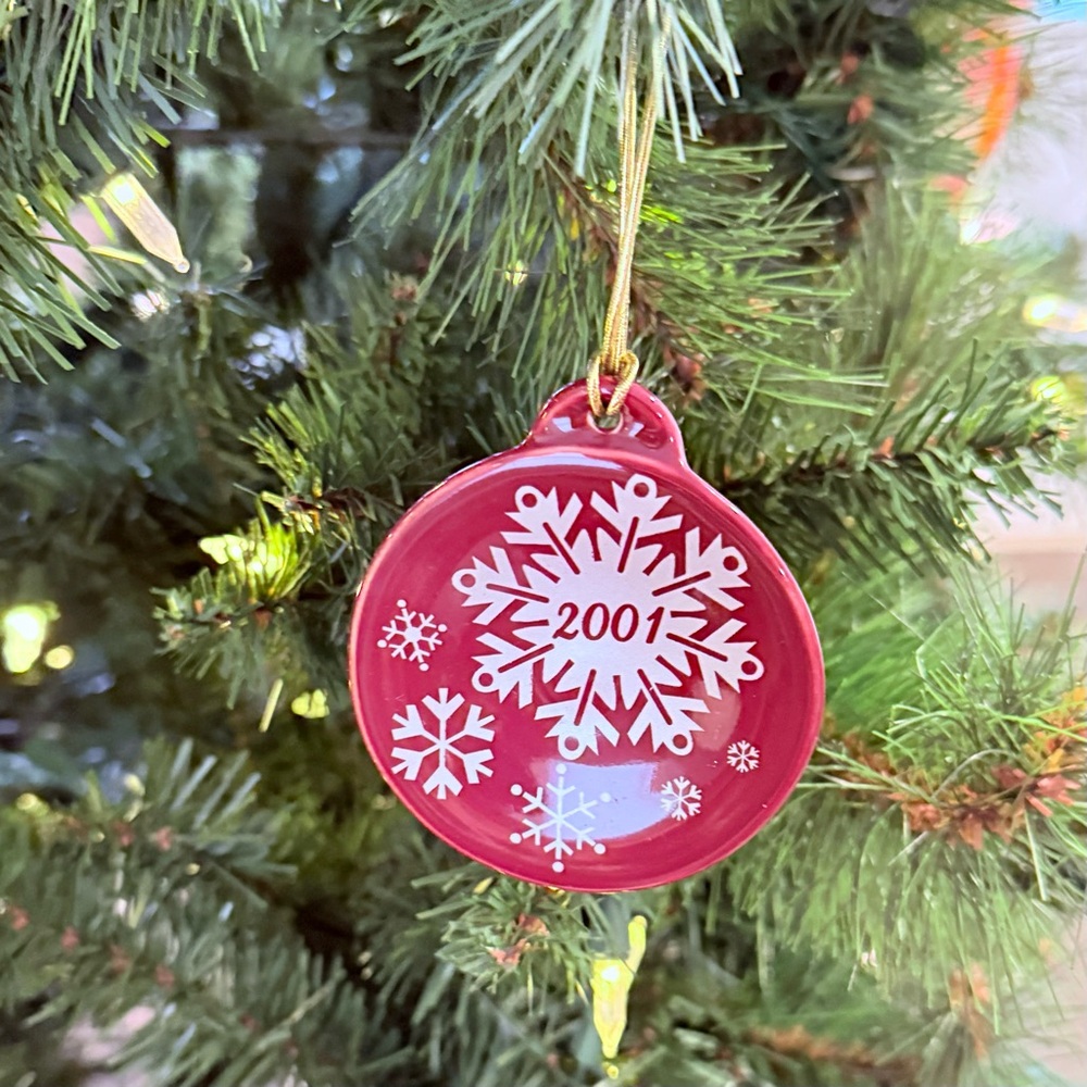 Genuine FIESTA 2001 Homer Laughlin Holiday Snowflake Ornament - Cinnabar Red